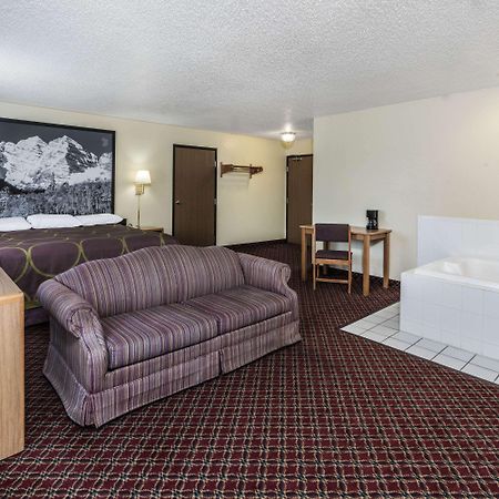 Super 8 By Wyndham Fountain Hotel Bagian luar foto
