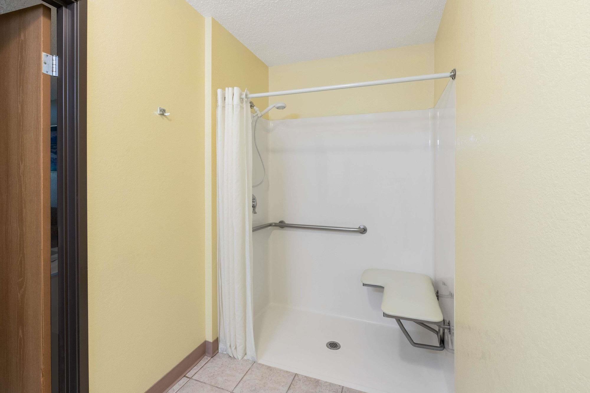 Super 8 By Wyndham Fountain Hotel Bagian luar foto