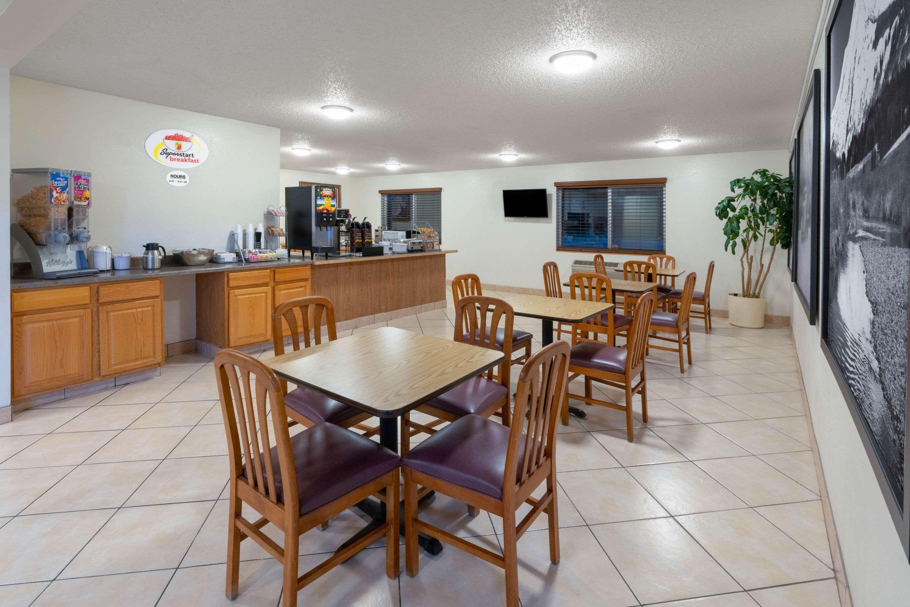 Super 8 By Wyndham Fountain Hotel Bagian luar foto