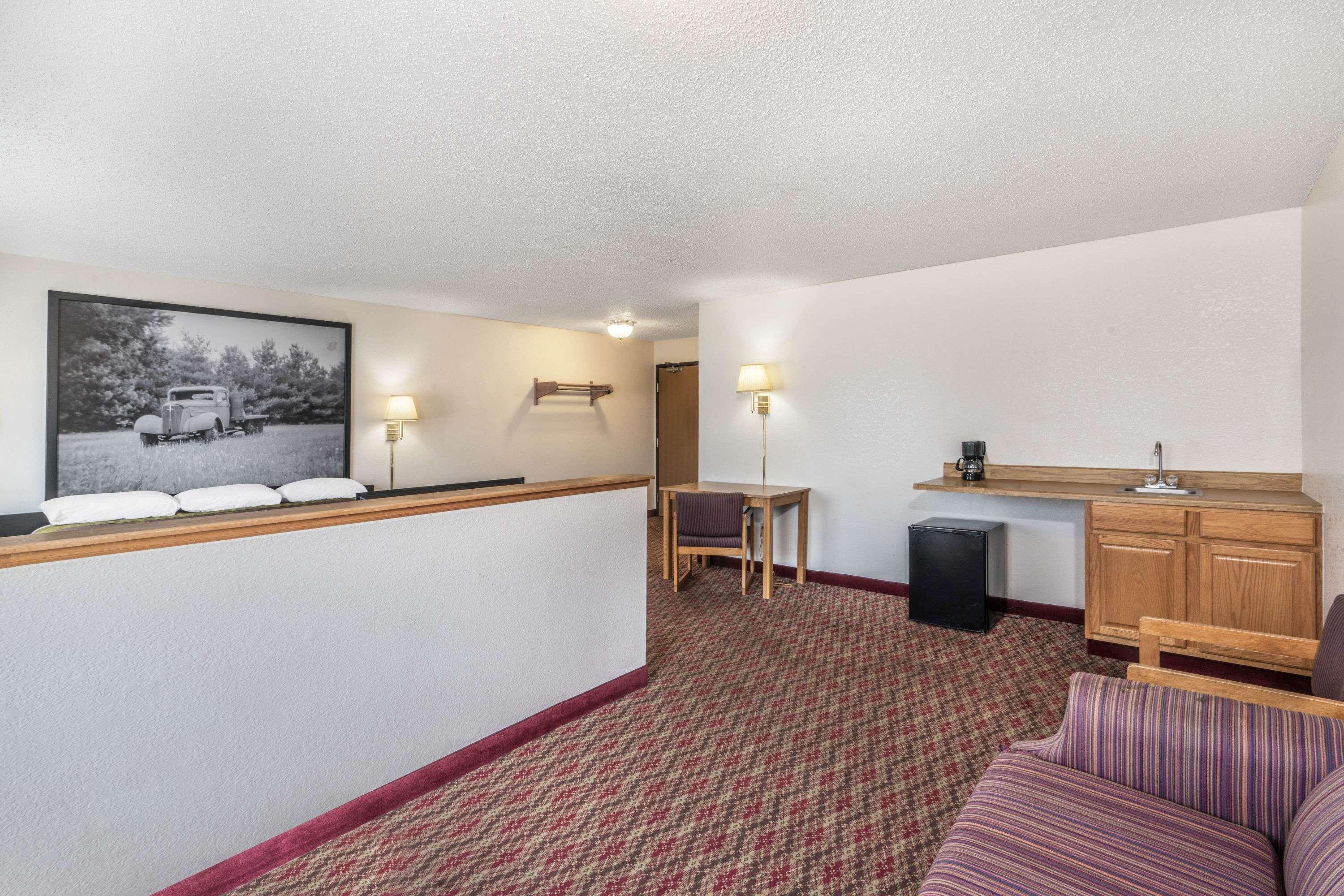 Super 8 By Wyndham Fountain Hotel Bagian luar foto