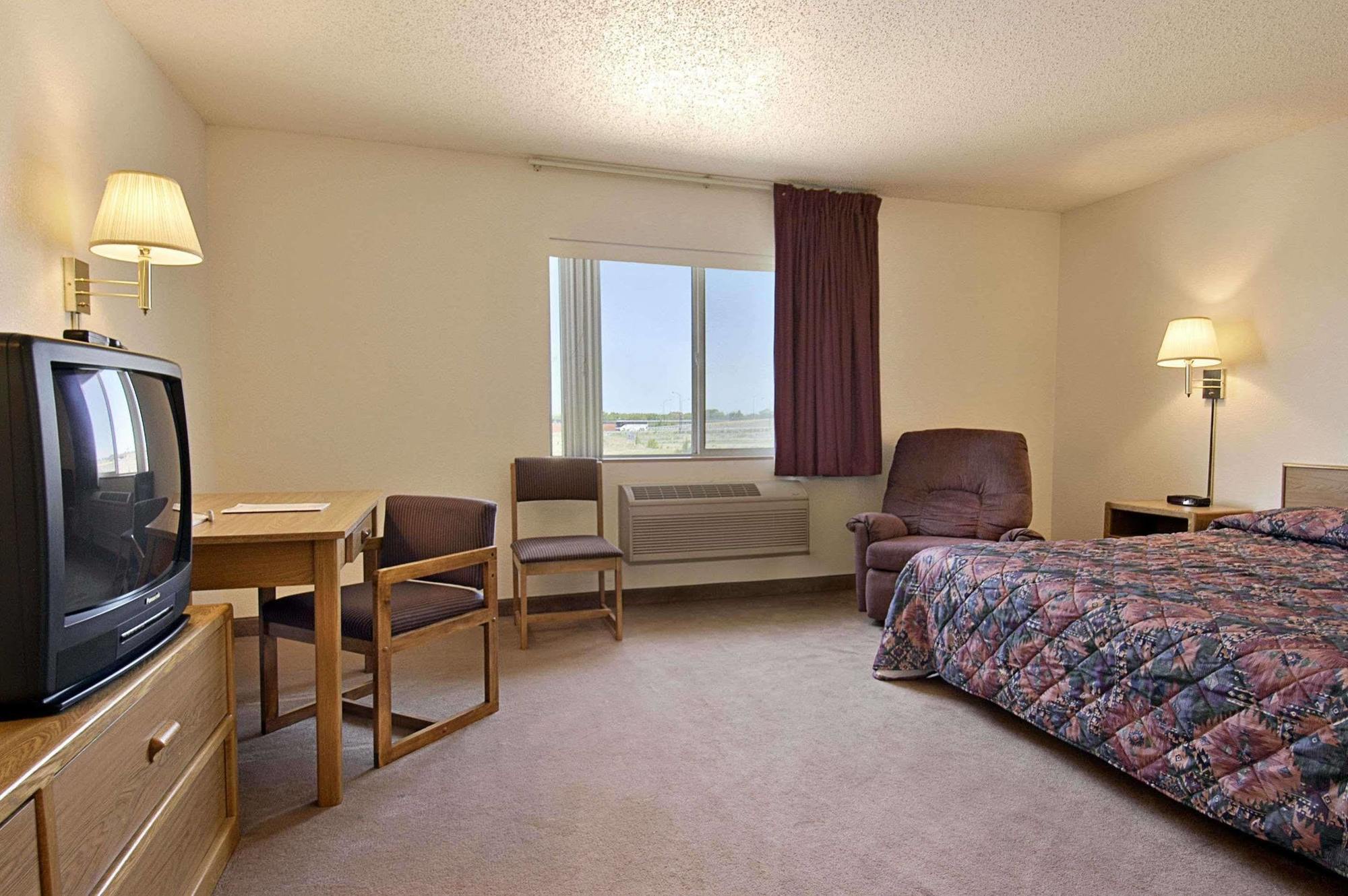 Super 8 By Wyndham Fountain Hotel Bagian luar foto