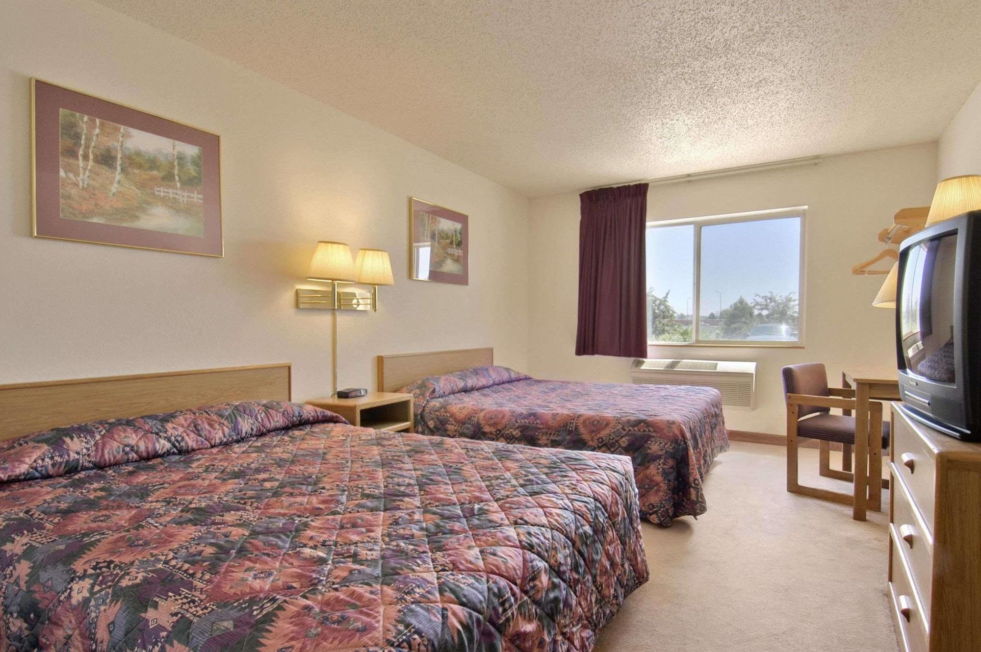 Super 8 By Wyndham Fountain Hotel Bagian luar foto