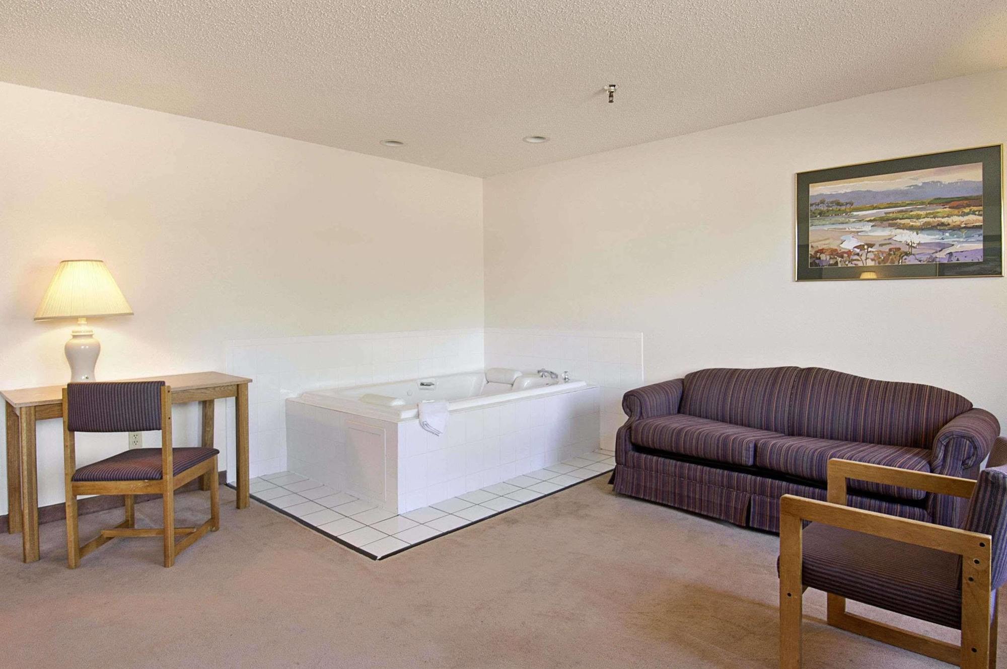 Super 8 By Wyndham Fountain Hotel Bagian luar foto