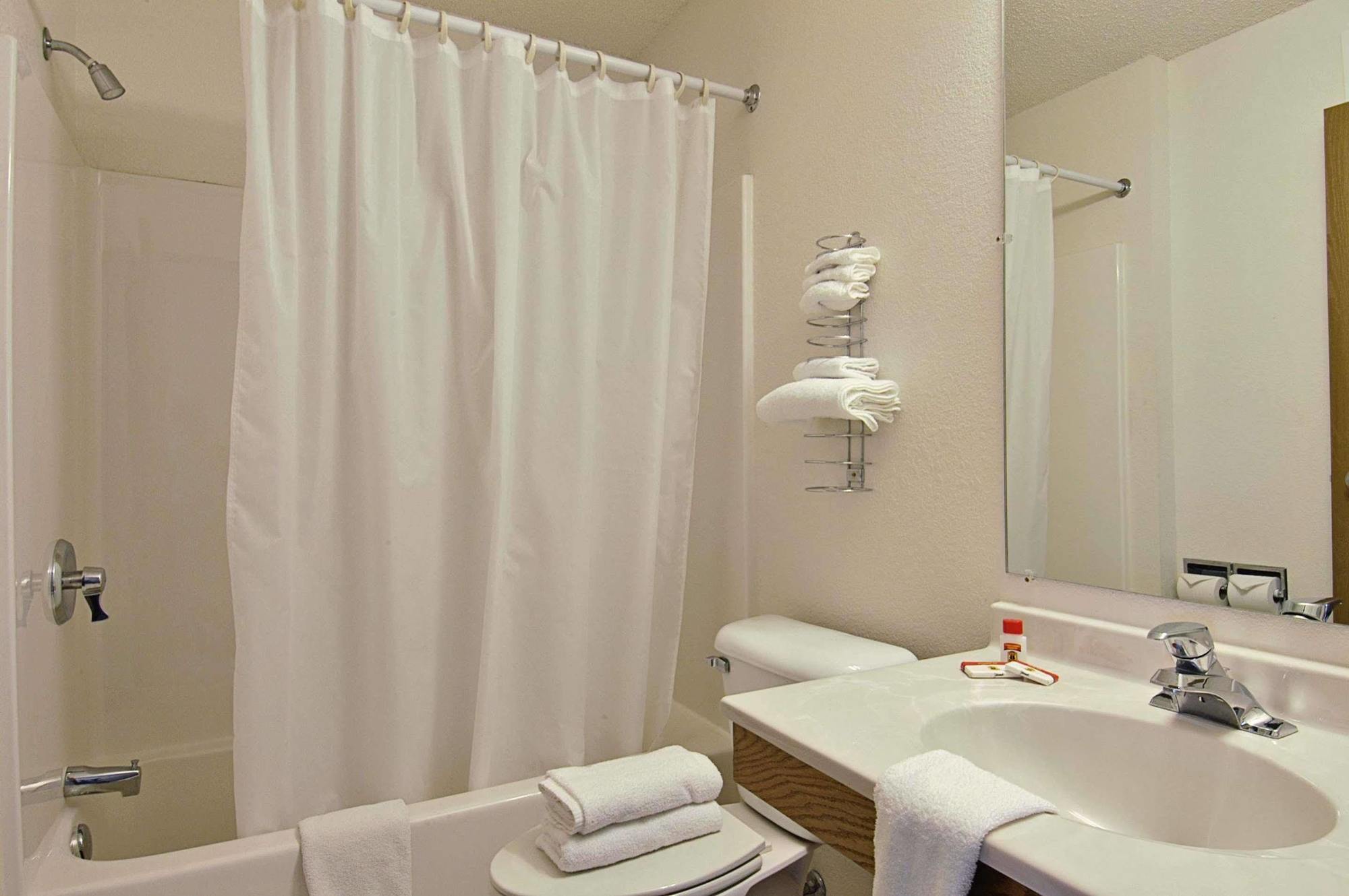 Super 8 By Wyndham Fountain Hotel Bagian luar foto