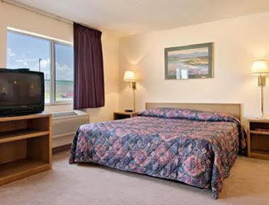 Super 8 By Wyndham Fountain Hotel Bagian luar foto